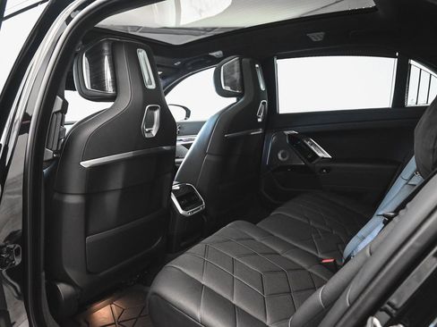 Used 2023 BMW i7 xDrive60 w/ Executive Package 2 image 35