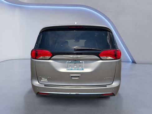 Used 2020 Chrysler Pacifica Limited w/ Advanced Safetytec Group FWD image 4