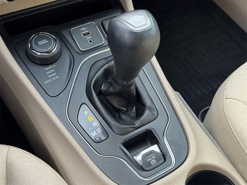 Used 2019 Jeep Cherokee Latitude w/ Popular Appearance Group image 30