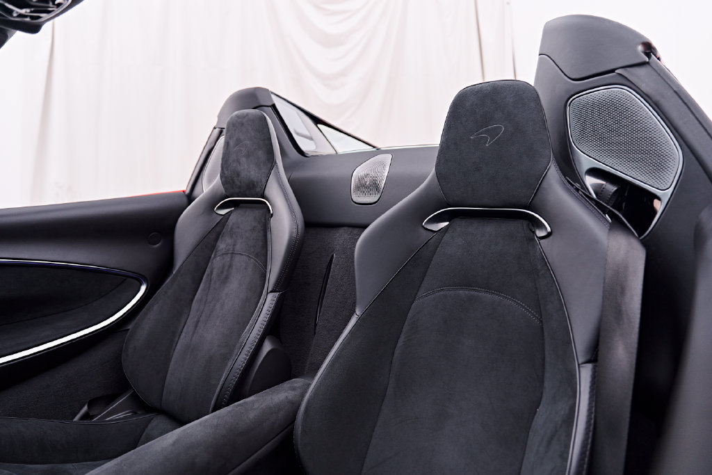 Used 2025 McLaren Artura Spider RWD image 50