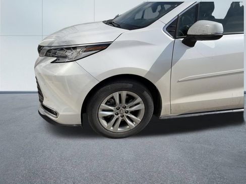 Used 2023 Toyota Sienna Limited AWD/4WD image 3