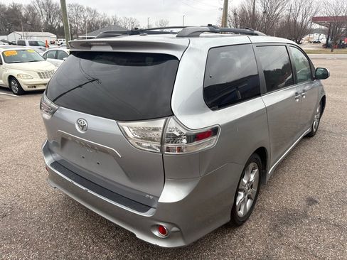 Used 2011 Toyota Sienna SE w/ Preferred Pkg image 4