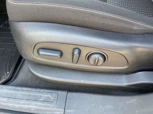 Used 2022 GMC Acadia SLE w/ Driver Convenience Package FWD image 16