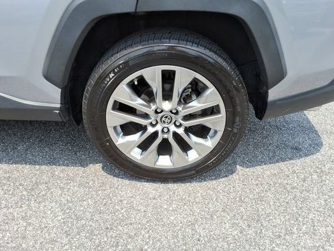 Used 2019 Toyota RAV4 XLE Premium FWD image 11