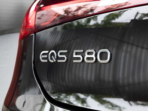 Used 2022 Mercedes-Benz EQS 580 4MATIC Sedan w/ Pinnacle Trim Package image 19