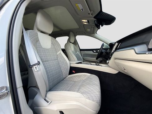 Used 2022 Volvo XC60 B5 Momentum image 31