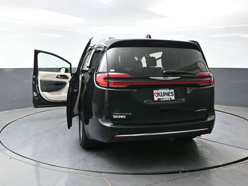 Used 2023 Chrysler Pacifica Limited FWD image 58