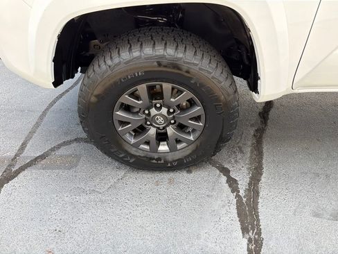 Used 2023 Toyota Tacoma SR5 w/ Technology Package AWD/4WD image 15