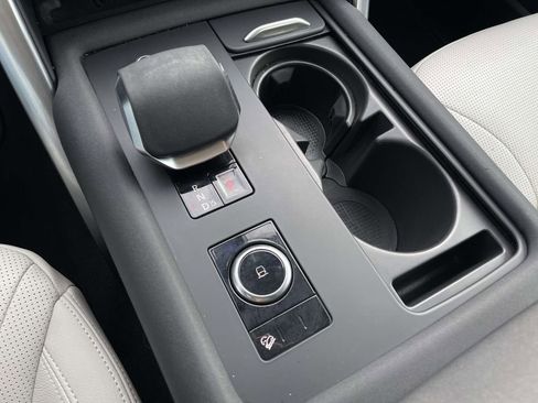 Used 2025 Land Rover Discovery S image 23