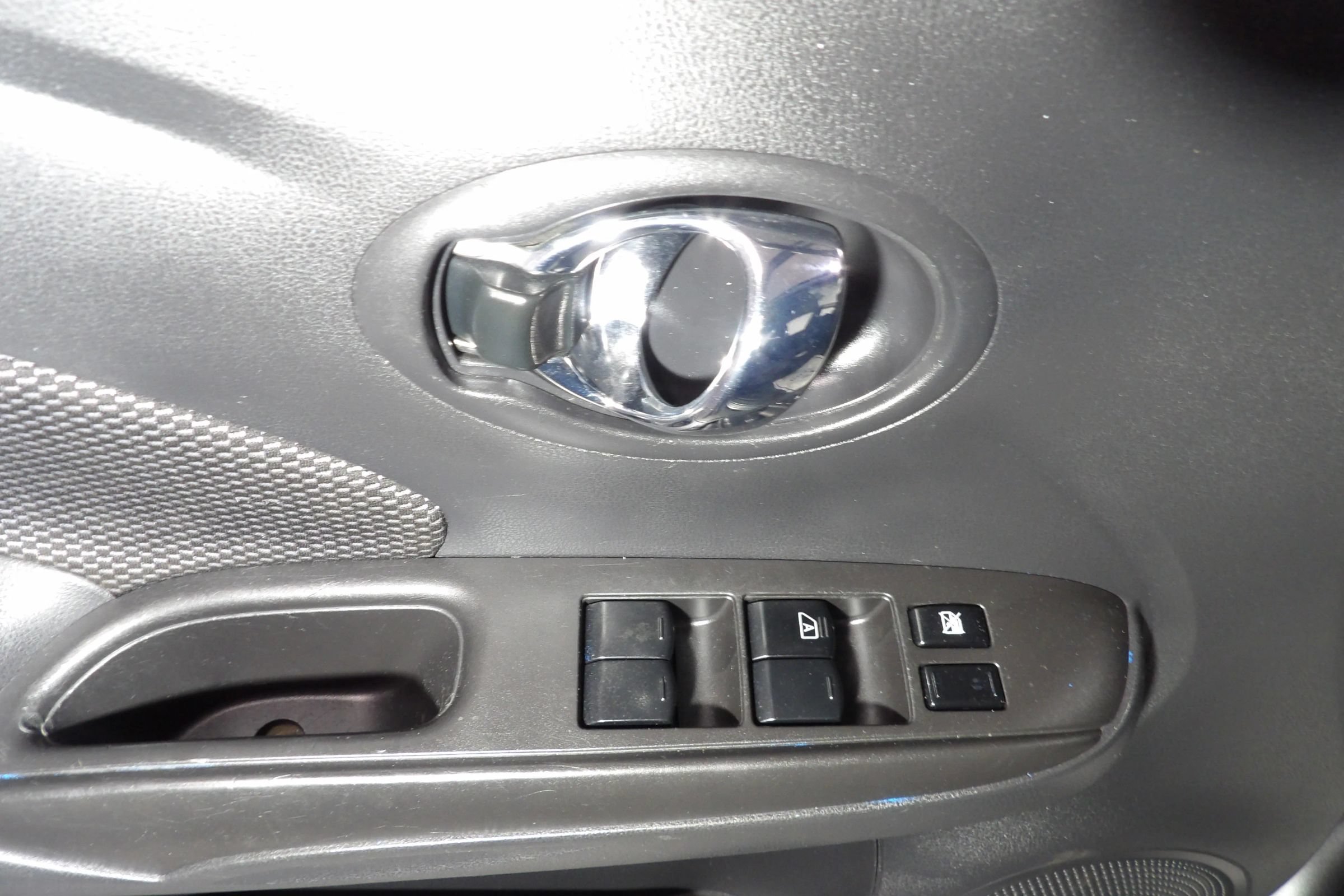 Used 2018 Nissan Versa SV FWD image 7