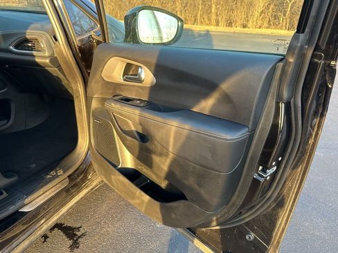 Used 2024 Chrysler Pacifica Limited w/ Uconnect Theater Family Group image 21