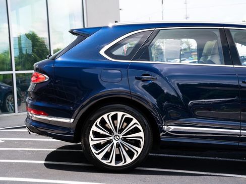 Used 2022 Bentley Bentayga AWD/4WD image 13
