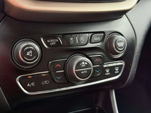 Used 2016 Jeep Cherokee Limited w/ Luxury Group AWD/4WD image 23