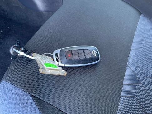 Used 2025 Nissan Versa SV FWD image 21
