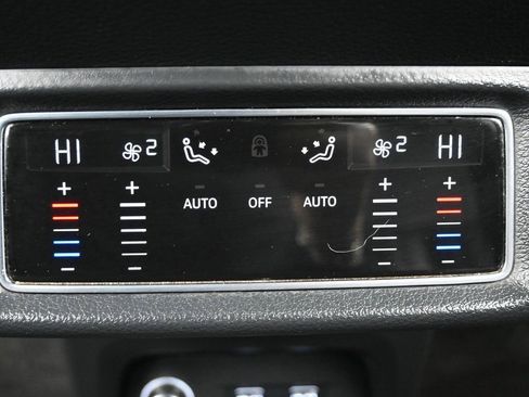 Used 2019 Audi e-tron Prestige w/ Prestige Package image 32