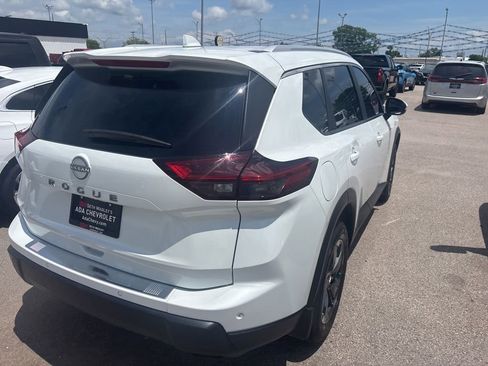 Used 2025 Nissan Rogue SV w/ SV Premium Package FWD image 7