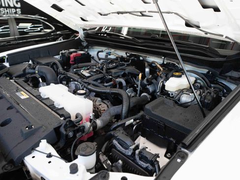 Certified 2025 Toyota Tacoma SR5 AWD/4WD image 33