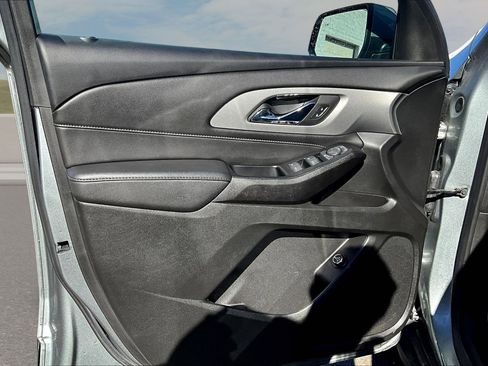 Used 2023 Chevrolet Traverse LT w/ Rear Camera Mirror Package image 12
