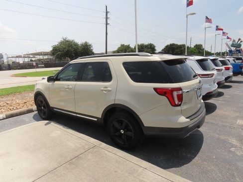 Used 2018 Ford Explorer XLT FWD image 9