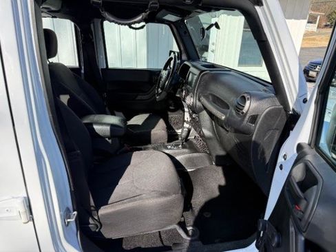 Used 2018 Jeep Wrangler Unlimited Sport w/ Connectivity Group image 9