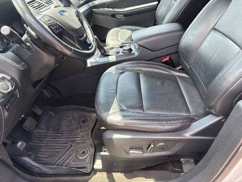 Used 2017 Ford Explorer XLT w/ Equipment Group 202A AWD/4WD image 17