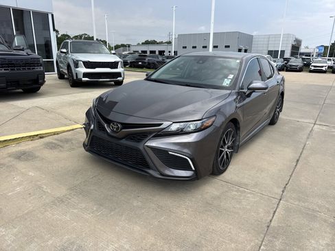 Used 2023 Toyota Camry SE w/ Convenience Package FWD image 4