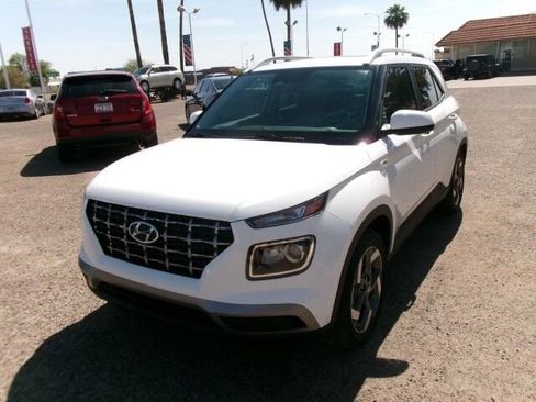 Used 2024 Hyundai Venue SEL image 2