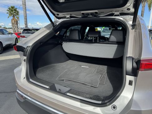 Used 2021 Toyota Venza XLE image 37