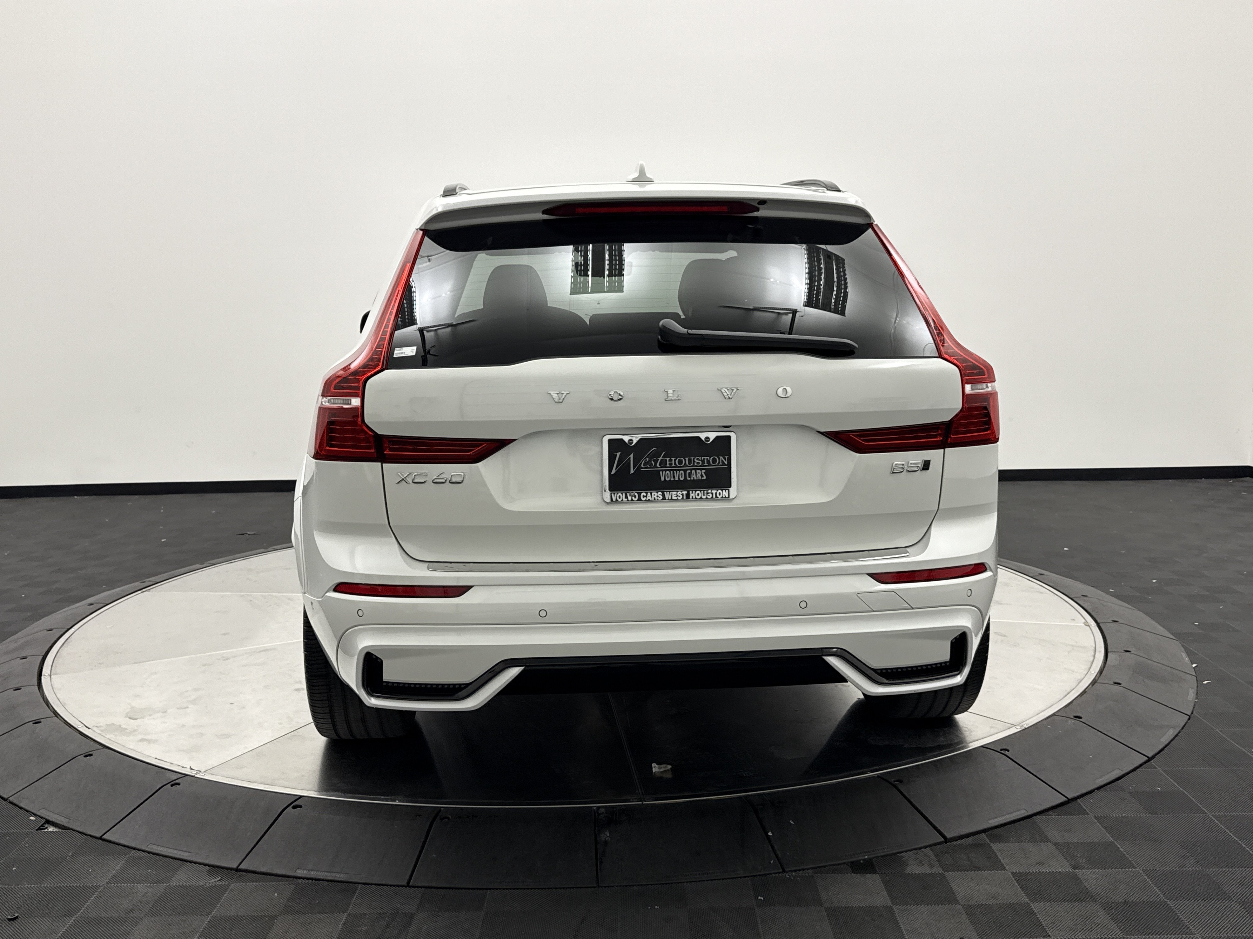 Certified 2025 Volvo XC60 B5 Ultra w/ Protection Package Premier AWD/4WD image 7