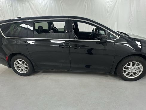 Used 2025 Chrysler Pacifica Select FWD image 2