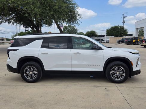 Certified 2025 Chevrolet Traverse LT FWD image 8
