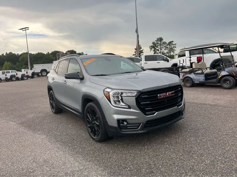 Used 2023 GMC Terrain SLT w/ Tech Package FWD image 3