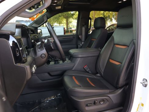 Used 2025 GMC Sierra 1500 AT4 w/ Technology Package AWD/4WD image 9