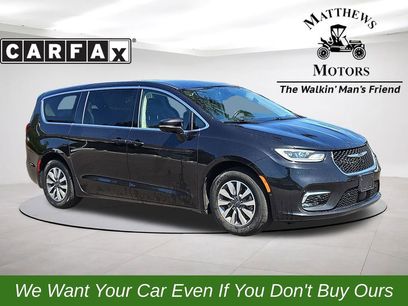Used 2022 Chrysler Pacifica Touring-L w/ Uconnect Theater Family Group