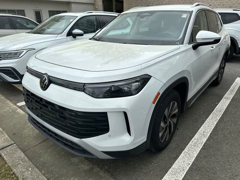 Used 2025 Volkswagen Tiguan S image 3