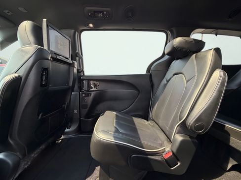 Used 2019 Chrysler Pacifica Limited w/ S Appearance Package FWD image 25