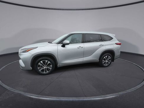 Used 2022 Toyota Highlander XLE image 4