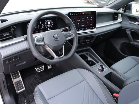 New 2026 Volkswagen Tiguan SE R-Line FWD image 9