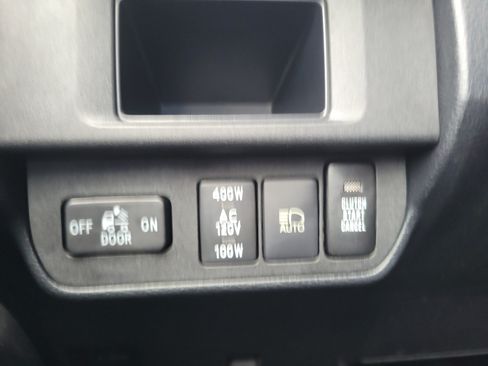 Used 2018 Toyota Tacoma TRD Off-Road w/ Technology Package AWD/4WD image 24