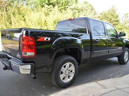 Used 2009 GMC Sierra 1500 SLT w/ Suspension Package, Off-Road image 3