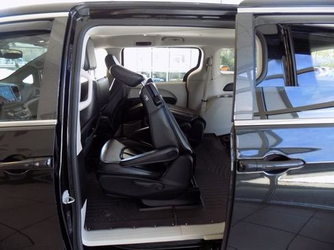 Used 2022 Chrysler Pacifica Touring-L FWD image 31