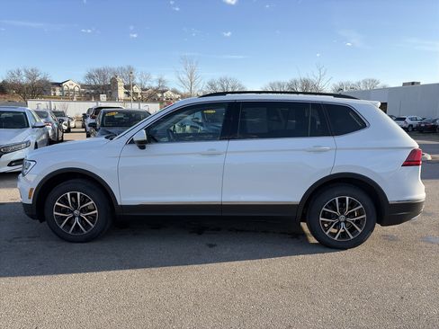 Used 2020 Volkswagen Tiguan SE w/ Panoramic Sunroof Package image 8