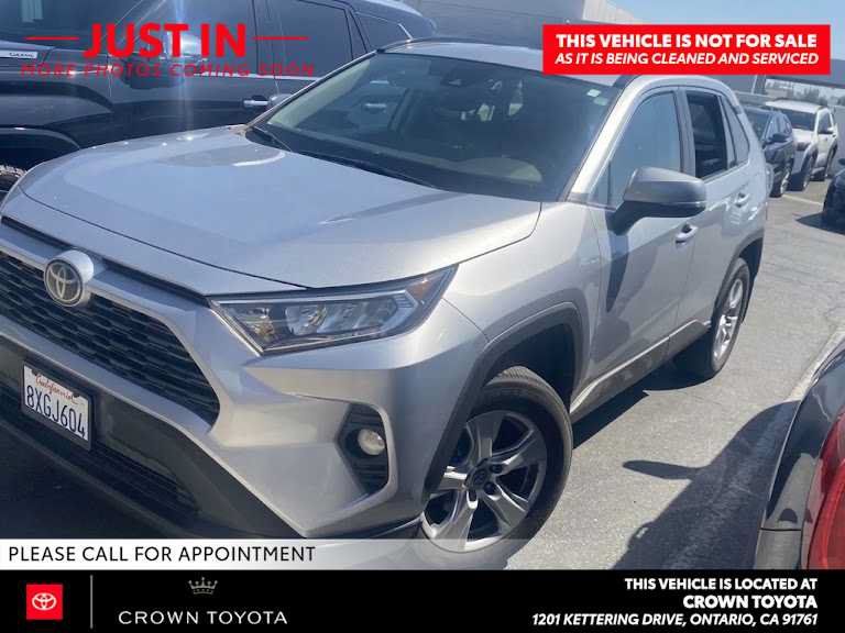 Used 2021 Toyota RAV4 XLE FWD image 1