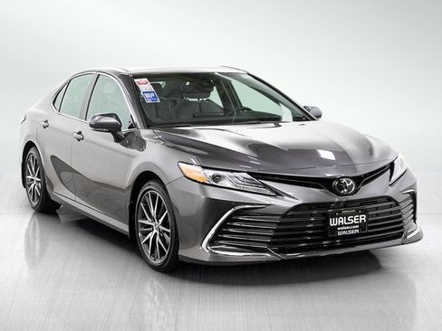 Used 2022 Toyota Camry XLE FWD image 7