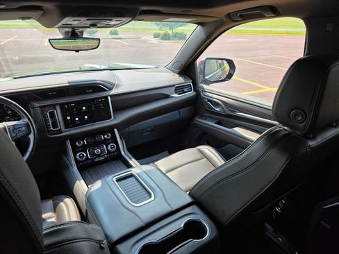 Used 2022 GMC Yukon XL Denali w/ Denali Premium Package image 21