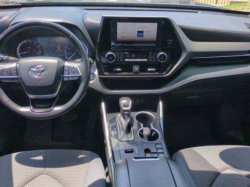 Used 2023 Toyota Highlander LE FWD image 20