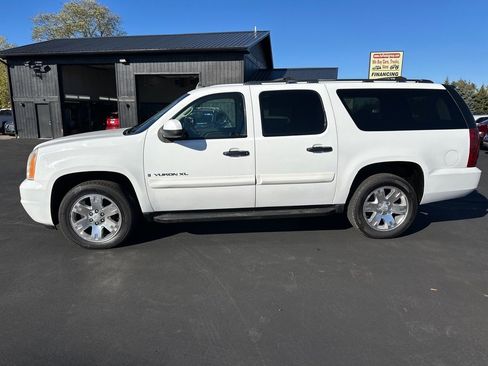 Used 2007 GMC Yukon XL SLT w/ SLT Preferred Equipment Group image 2