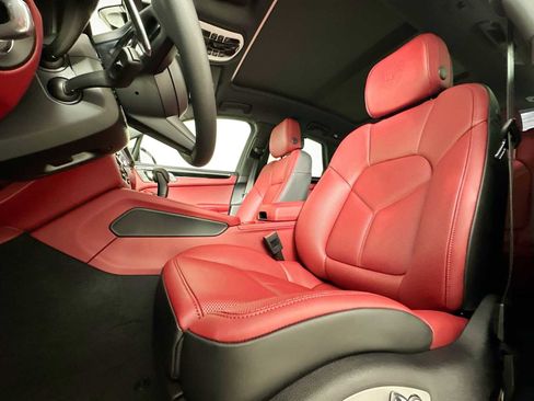New 2025 Porsche Macan image 5