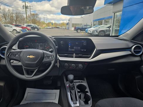 Certified 2024 Chevrolet Trax LS w/ LS Convenience Package FWD image 3