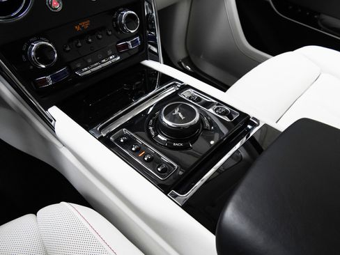 Used 2023 Rolls-Royce Cullinan w/ Cullinan Package image 18